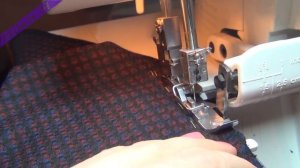 Что делать? Оверлок Пропускает Стежки на утолщениях.