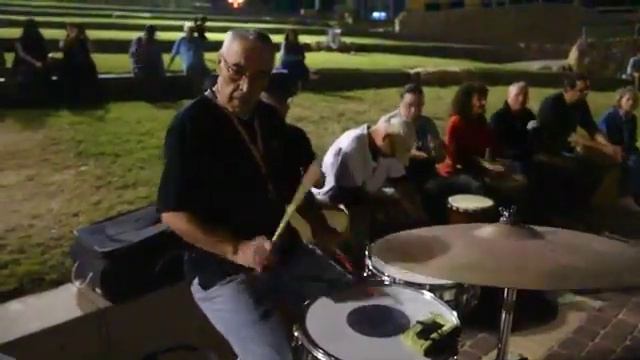 Танцы на израильском пляже под барабаны смотреть онлайн