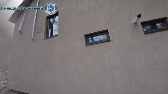 Обзор дома из блоков VELOX. Отделка дома: фасадная штукатурка короед. Гильдия Строителей. смотреть онлайн