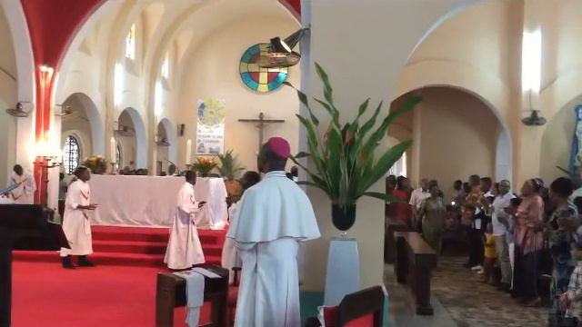 Sonntagsgottesdienst in Sacre Cœur (Herz Jesu) in Kinshasa смотреть онлайн
