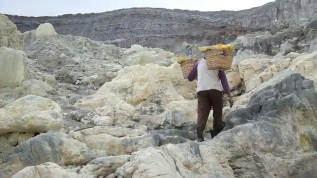 Inside An ACTIVE TOXIC VOLCANO, East Java's BLUE FLAME смотреть онлайн