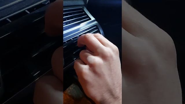 Установка флажка на дефлектор воздуха на БМВ X5 e70 смотреть онлайн