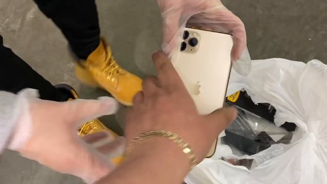 FOUND iPHONE 11 PRO MAX!! APPLE STORE DUMPSTER DIVING!! смотреть онлайн