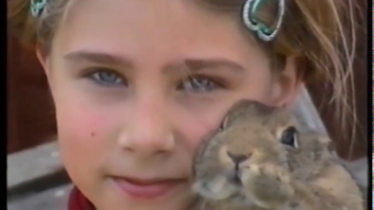 Деревня Подлядье. 10.05.2003г. Даша, Ксюша и кролик..