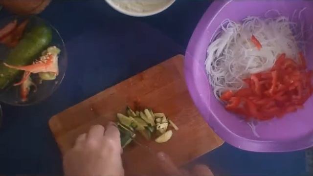 Рецепт: Салат с фунчозой и жареной курицей смотреть онлайн