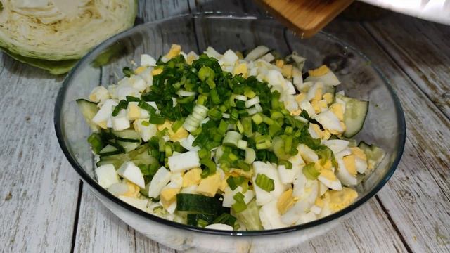 Салат из свежей КАПУСТЫ с зеленым ГОРОШКОМ, яйцом и огурцом! смотреть онлайн