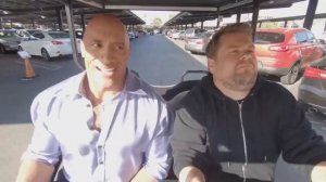 Скала Джонсон едет и поет песню «Спасибо»