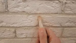 Затираю швы. Гипсовый кирпичик