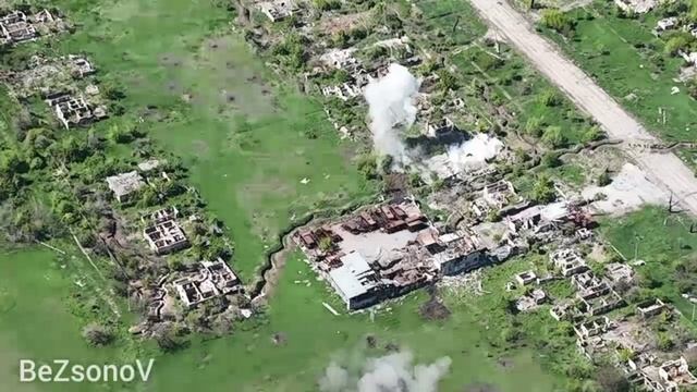 11 полк и батальон “Спарта” армии ДНР разносят опорник ВСУ под Авдеевкой.mp4 смотреть онлайн