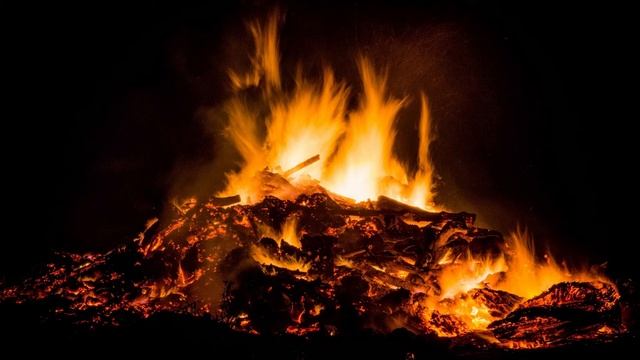 Звук горящего костра. Расслабление после рабочего дня. The sound of a burning fire смотреть онлайн