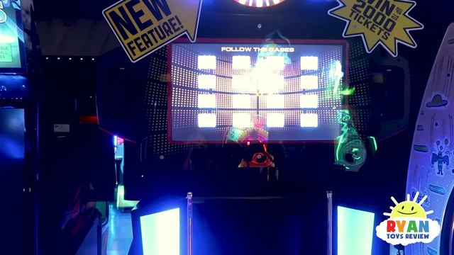 Ryan plays fun arcades Games at Main Event!!! смотреть онлайн
