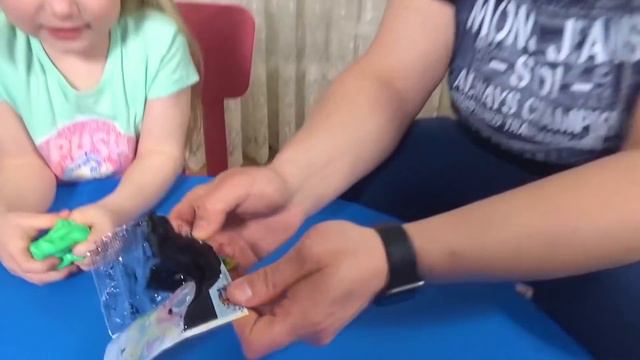 Домашний Слайм VS Магазинный /Арина и ПАПА Спорят чей Круче СЛАЙМ / Папа БОИТСЯ Слайма смотреть онлайн