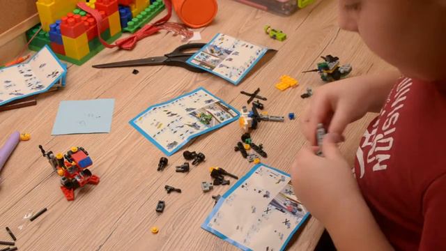 Делаем робота гештальта из маленьких машинок (Lego конструктор) смотреть онлайн
