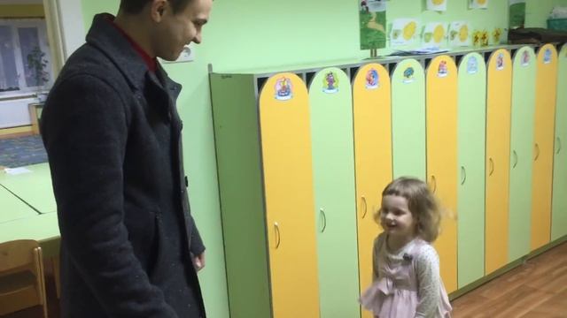 Папа забирает ребёнка из садика после командировки во Львов смотреть онлайн