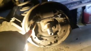 Рено логан. Заднее колесо тяжело крутится, барабан греется.