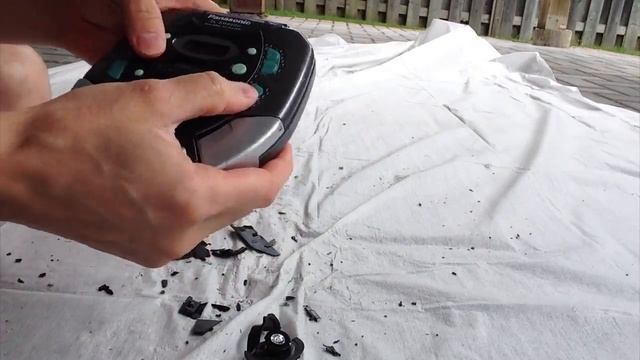 Destroying A Panasonic Shockwave CD Player Radio With A Mini Sledge Hammer - Destruction Therapy смотреть онлайн