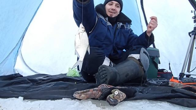 рыбалка в конце декабря / Густера не даёт отдохнуть / Бешеный клев! 15 кг густеры??! смотреть онлайн