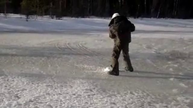Блондинка бурит лунку,даёт мастер класс новичкам смотреть онлайн