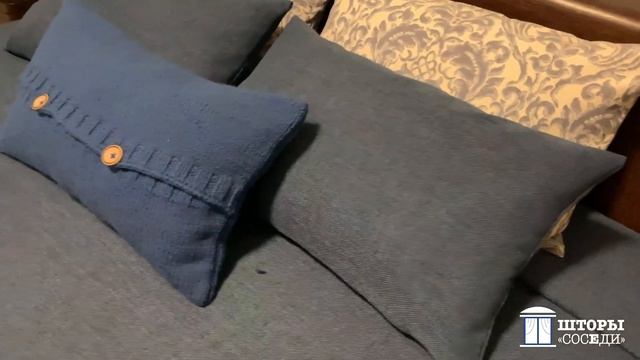Синие шторы, покрывало, вязаная подушка - проект салона штор 