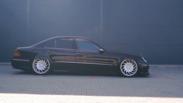 Bagged Mercedes Benz W211 on Vossen VLE смотреть онлайн