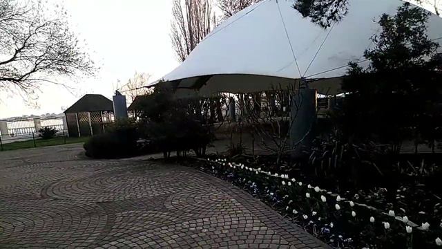 Геленджик, апрель месяц люди загорают. Бассейн с морской водой Голубая волна. смотреть онлайн
