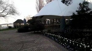 Геленджик, апрель месяц люди загорают. Бассейн с морской водой Голубая волна.