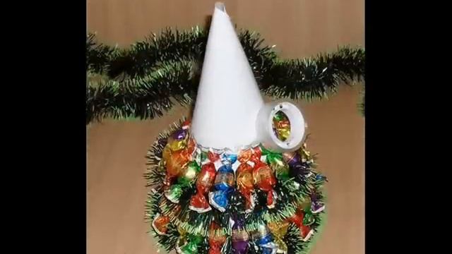 МК - елочка из конфет /// Christmas tree made of sweets смотреть онлайн