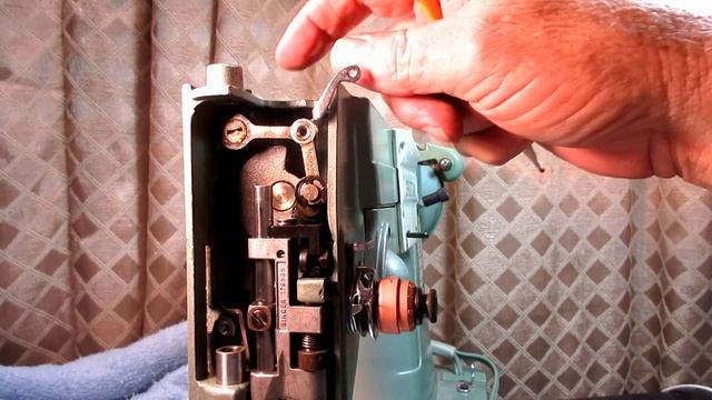 How to Fix Binding of the Take Up Lever on a Singer Model 327K Sewing Machine смотреть онлайн