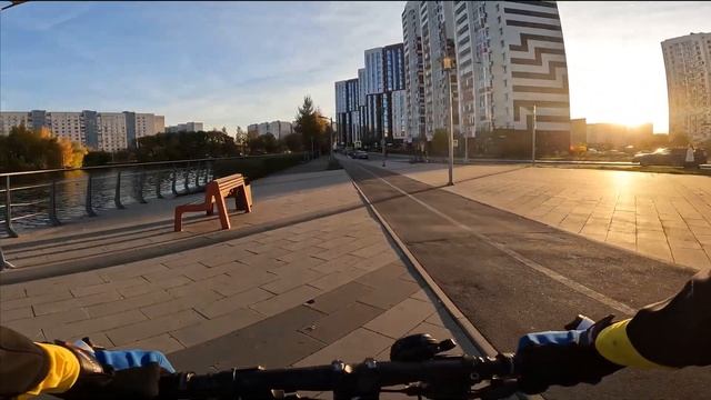 Moscow. A new residential complex. Bike tour. Велодорожки Москвы. Нагатинский затон. смотреть онлайн