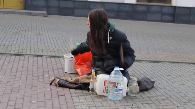 Кировка, барабанщик круто стучит по бутылкам смотреть онлайн