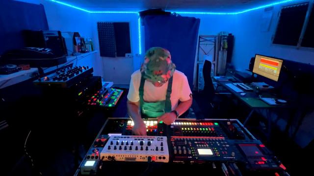 Down The Cellar #20 -- [weekly dawless jam with TR8S, MC707, MX1, Avalon Bassline, Octatrack] смотреть онлайн