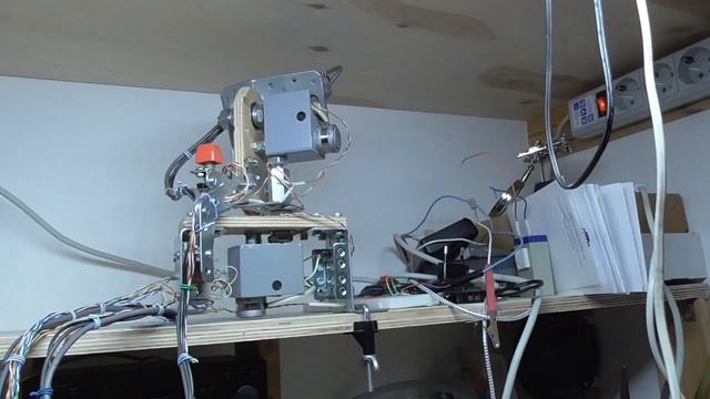 Поворотная платформа для камеры, управляемая джойстиком смотреть онлайн