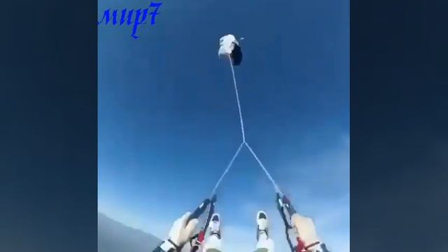 У спортсмена запутались стропы от парашюта.Видео от первого лица. смотреть онлайн