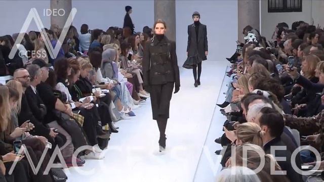 Bella Hadid, Kaia Gerber and models on the runway for the Max Mara Fashion Show смотреть онлайн