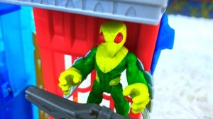 Сеня и Папа не Поделили Игрушки в Гигантских Яйцах Человек Паук и Бэтмен