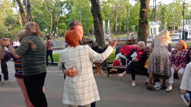Открой мне дверь,прости за боль...Танцы в саду Шевченко,Харьков,май 2021.