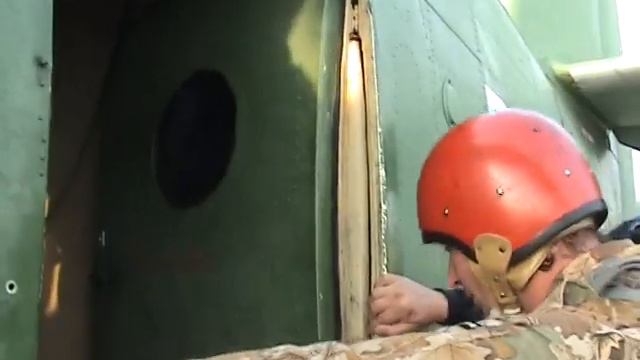 Первый прыжок с парашютом, парашют не полностью раскрылся у соседа смотреть онлайн