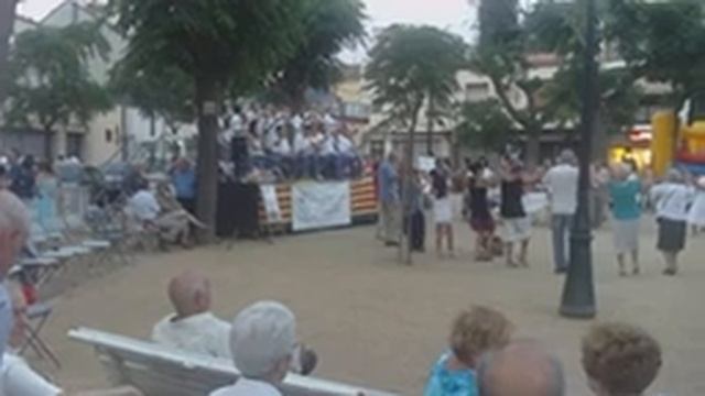 Субботний вечер в испанском городке Пинеда-де-Мар смотреть онлайн