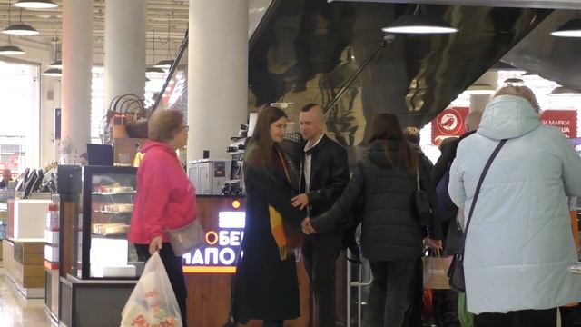 ПРОШУ ДЕВУШЕК ПОДАРИТЬ МНЕ ЦВЕТЫ! смотреть онлайн