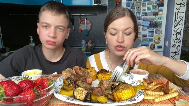 МУКБАНГ НА 2000 ПОДПИСЧИКОВ/ШАШЛЫК/КЛУБНИКА/ОВОЩИ