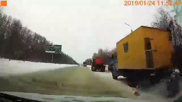 В районе Кромского шоссе прорвало трубу (Орёл 24.01.2019г) смотреть онлайн