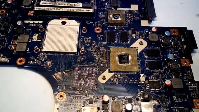 Ноутбук Emachines E642 нет изображения, замена моста 216-0752001 приклеенного эпоксидной смолой!!! смотреть онлайн