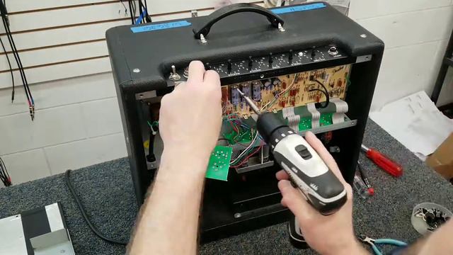 FENDER BLUES JR repair смотреть онлайн