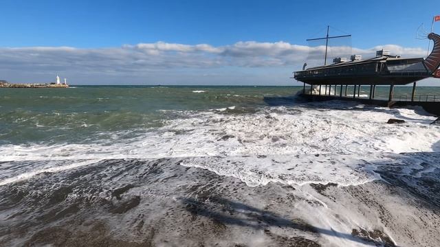 ДИКИЙ ШТОРМ пугает людей. ПАРЕНЬ стоял слишком БЛИЗКО. Показываю ВСЮ ПРАВДУ. Крым Ялта сегодня. смотреть онлайн