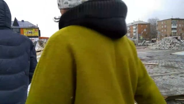 В Ачинске ветер разметал ограждения на реконструируемом фонтане смотреть онлайн