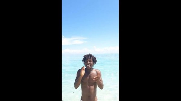 Zanzibar: guide Luno sings "Akuna matata". Гид Луно поет песню "Акуна матата", Занзибар.