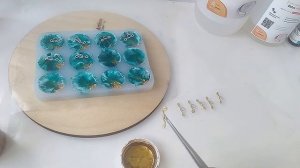Пуговицы из эпоксидной смолы в самодельных силиконовых формах