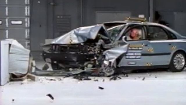 2000 Volvo S80 moderate overlap IIHS crash test смотреть онлайн