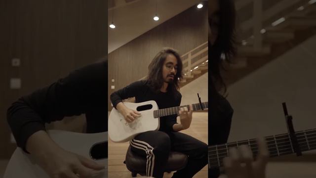 MATEUS ASATO play Lava Guitar смотреть онлайн
