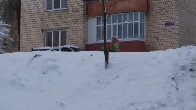 Февральский снегопад. Как я каталась с горки на пластиковых санках. смотреть онлайн